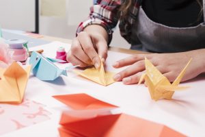 persona haciendo origami